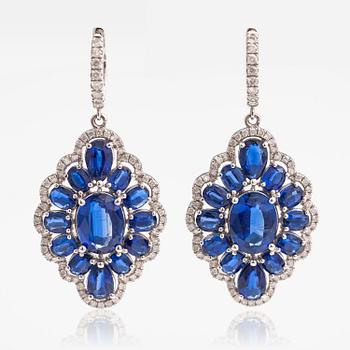 ÖRHÄNGEN, 18K vitguld, briljantslipade diamanter ca 0.76 ct tot, kyaniter.