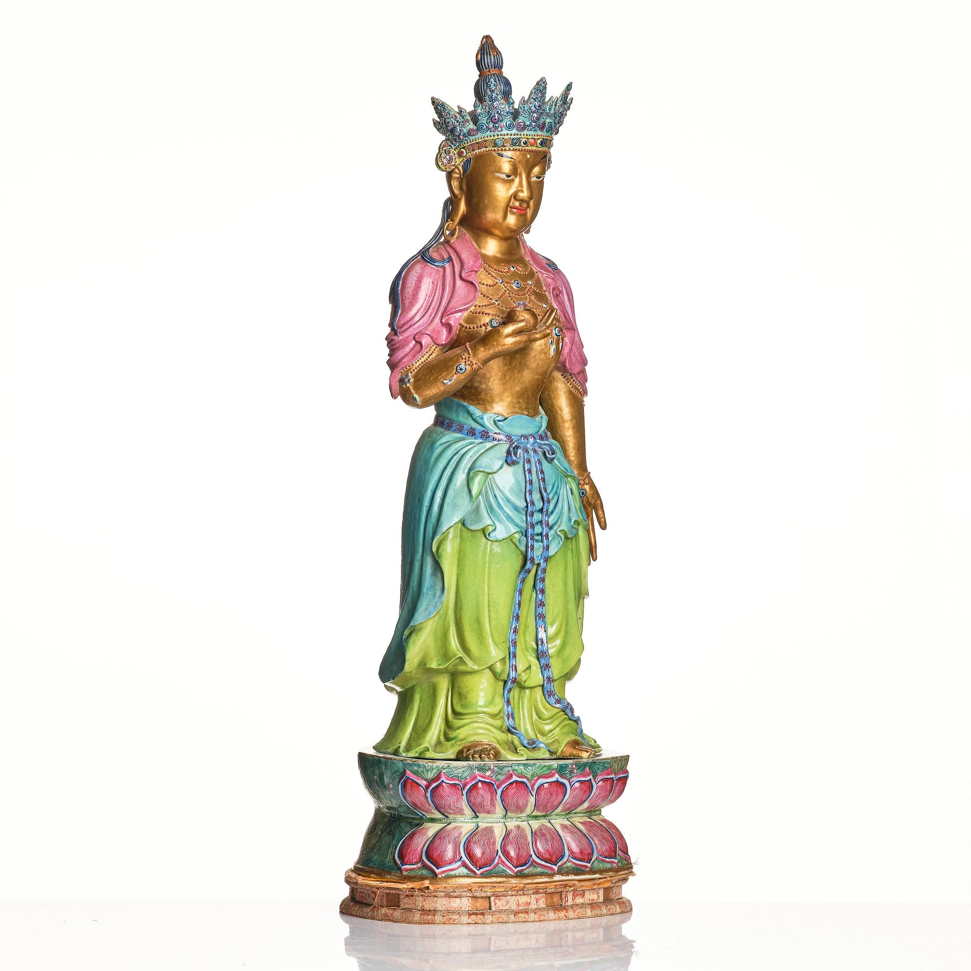 Bodhisattva, porslin. Qingdynastin med Yongzhengs märke.