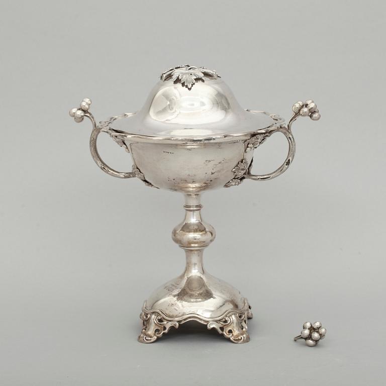 SOCKERSKÅLAR, ett par, silver, Gustav Möllenborg, nyrokoko, 1866. Vikt 840 resp 774 g.