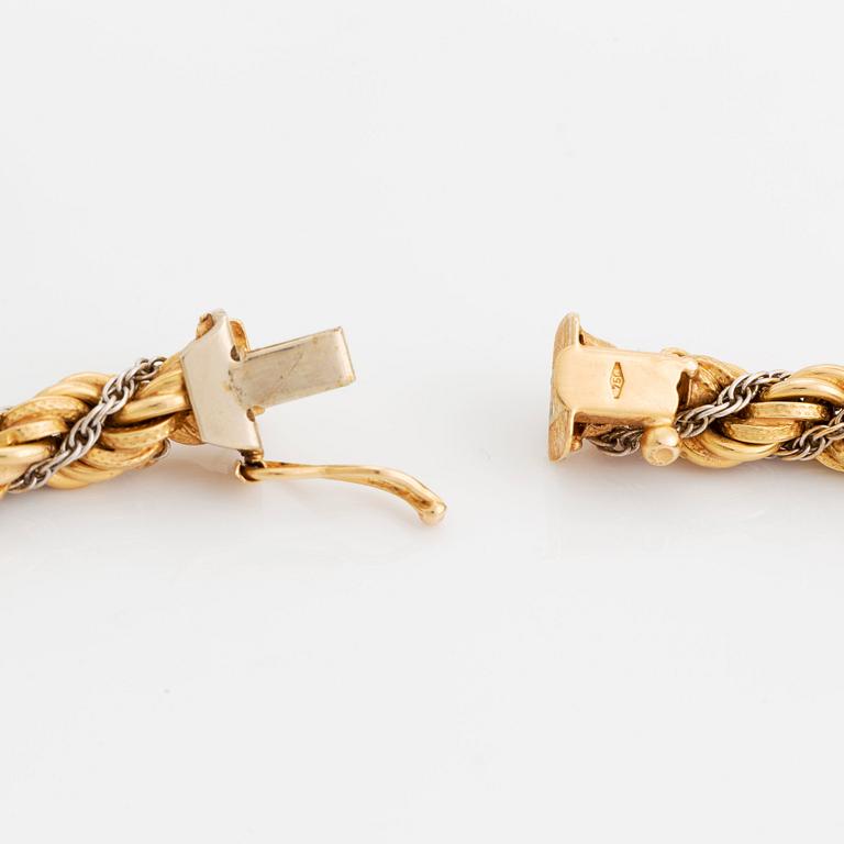 An 18K gold necklace.