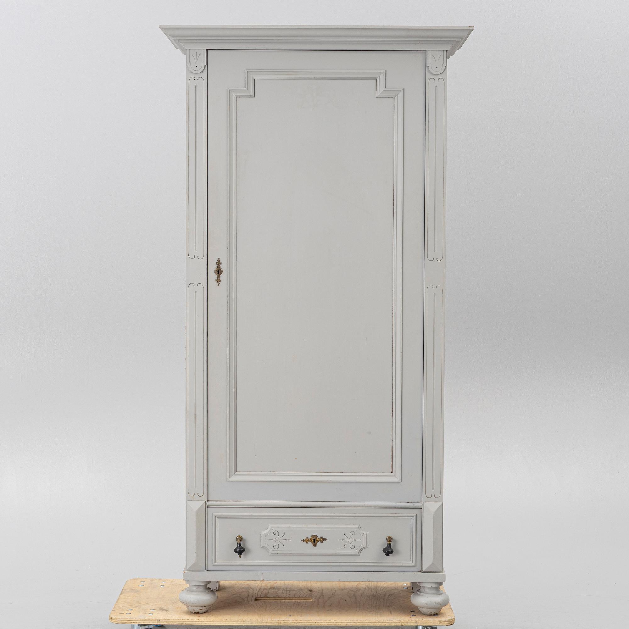 Klädskåp från omkring år 1900.