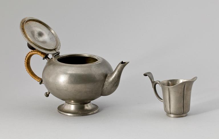 TEKANNA samt GRÄDDSNIPA, gjutet tenn, Edvin Ollers, 1930-tal.