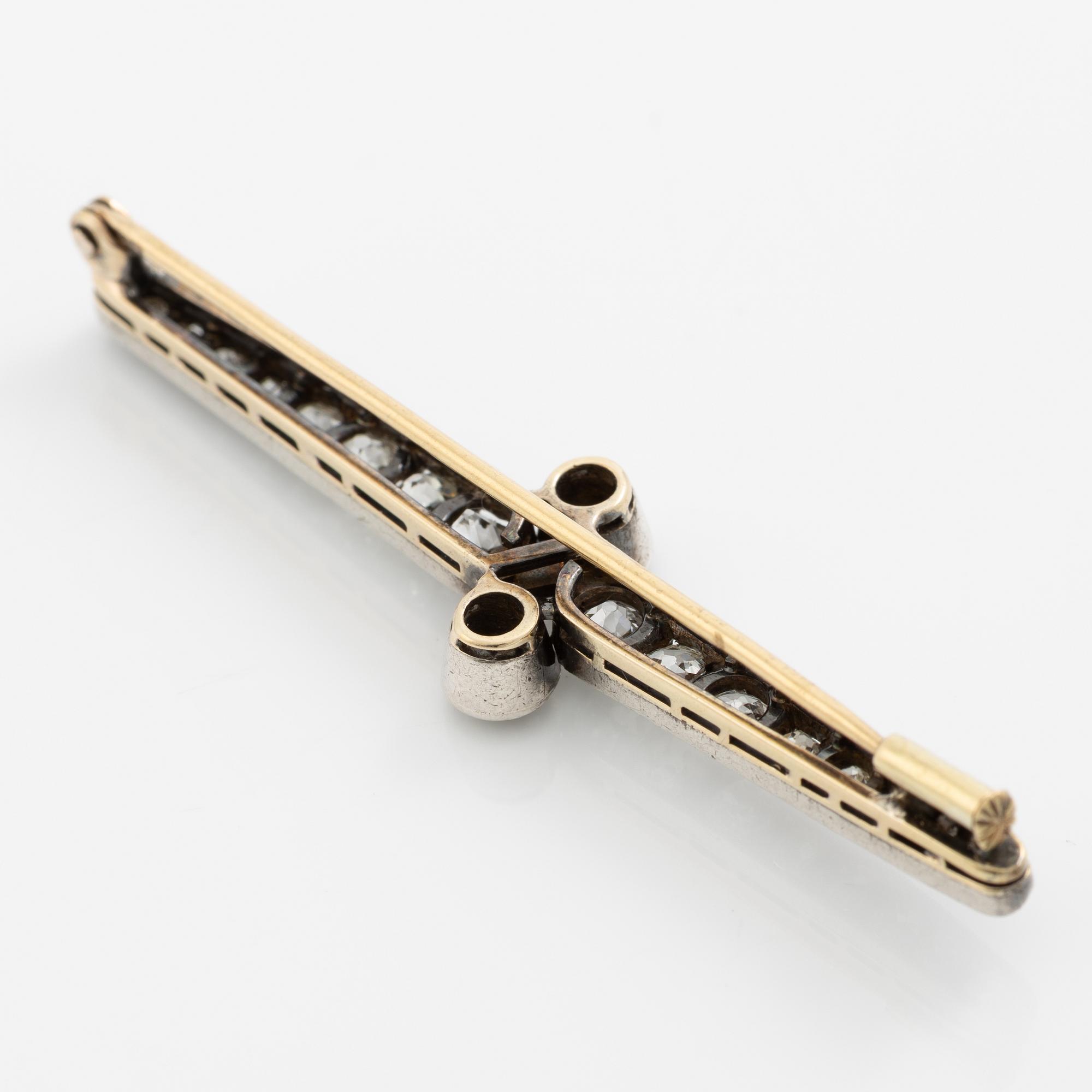 Brooch 14K gold and set with old-cut diamonds in various shapes.