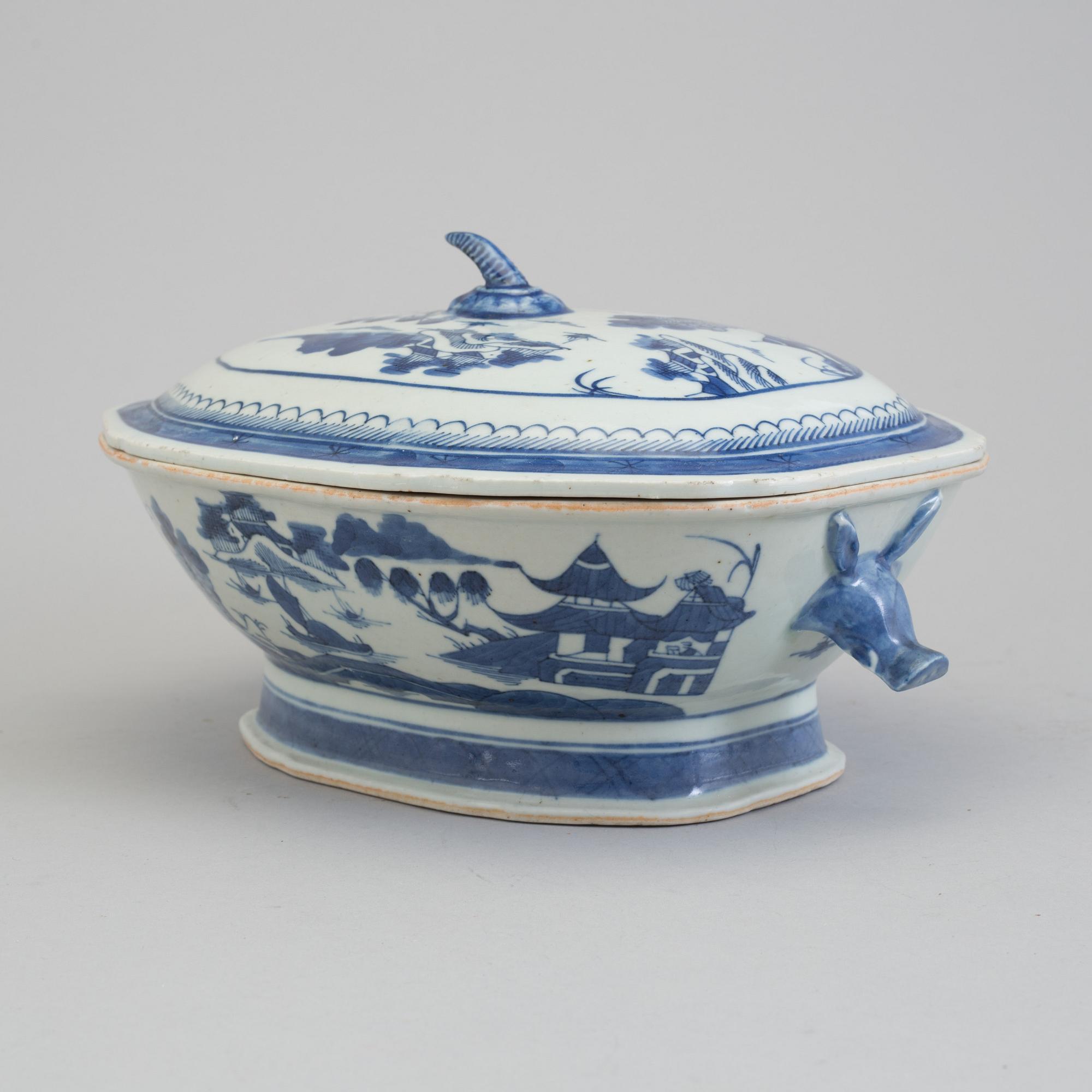 TERRIN med LOCK samt FAT, kompaniporslin. Kina, Qingdynastin, Jiaqing (1796-1820).