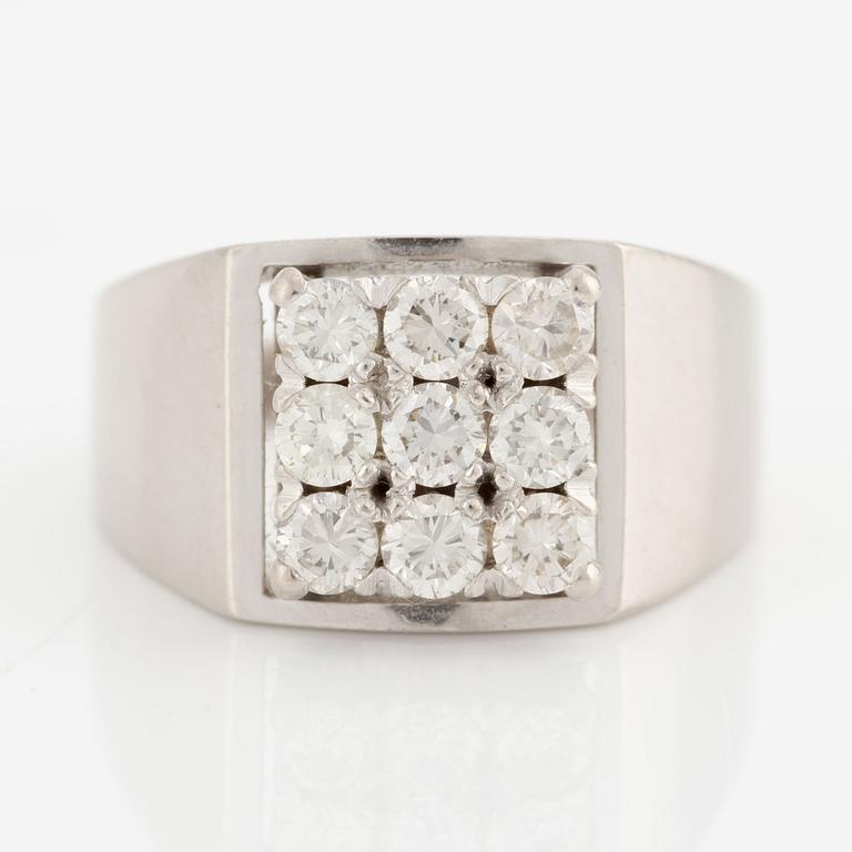 Ring, 18K white gold set with small brilliant-cut diamonds in a square shape, a total of 0.72 ct according to the inscription.