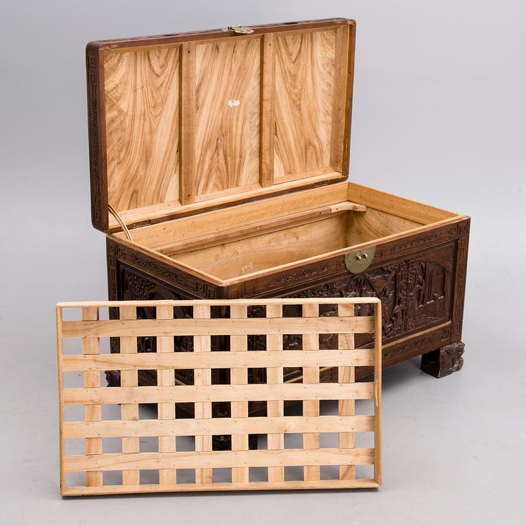 KAMFERKISTA, Kina 1900-talets början.