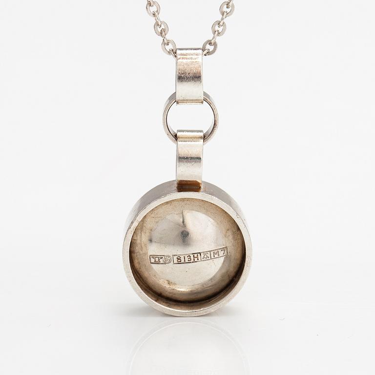 Elis Kauppi, Kaulakoru, sterlinghopeaa ja kultaa. Kupittaan kulta, Turku 1965.