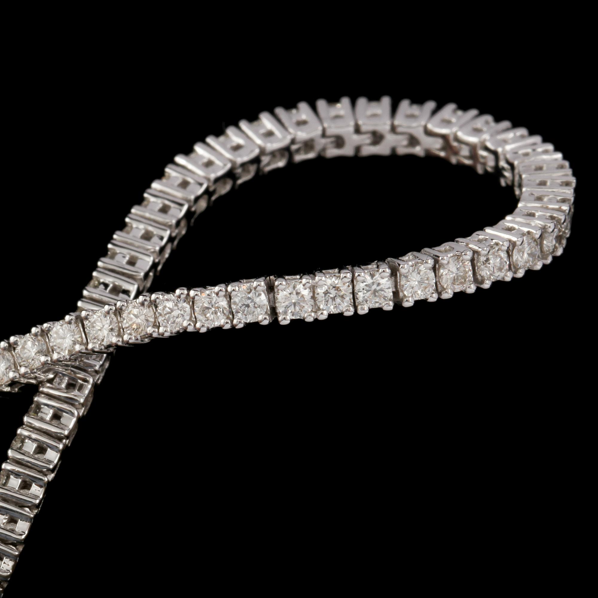 ARMBAND, 18k vitguld med 91 briljantslipade diamanter, 2.29 ct. Vikt 10 g.