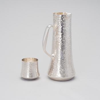 A silver pitcher with five beakers by Tapio Wirkkala, signed TW. Kultakeskus, Hämeenlinna, 1979-83. Weight circa 1740 g.