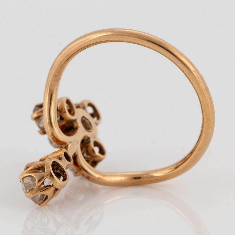 Ring 14K guld med gammal- och rosenslipade diamanter totalvikt ca 0.75 ct.