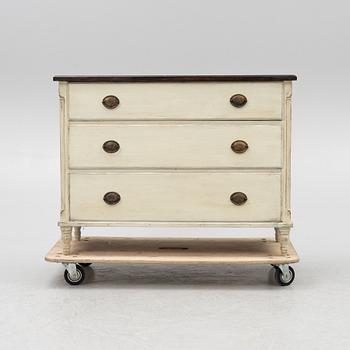A chest of drawers, 19th Century.
