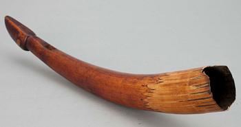 APOTEKSBURK SAMT HORN, fajans, "Syrup. Bals. Peruvian.", hornet Afrika, 1900-talets början.