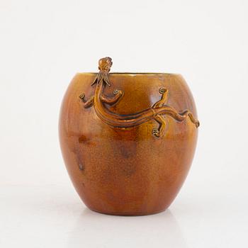 A dragon jar, late Qing dynasty/around 1900.
