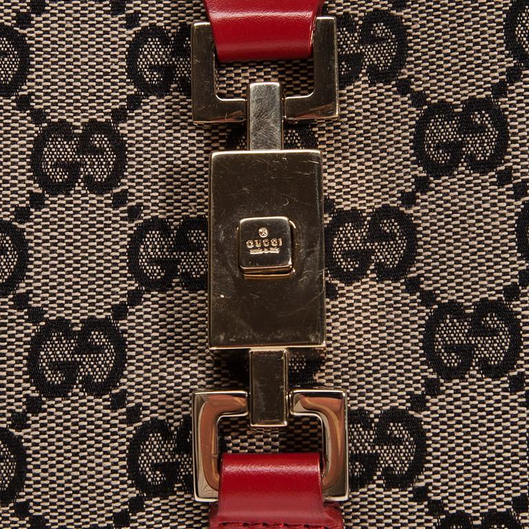 LAUKKU, Gucci.