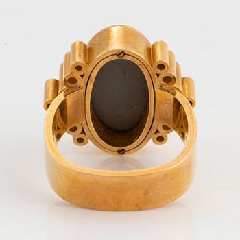 An 18K gold and opal ring set with round brilliant-cut diamonds.