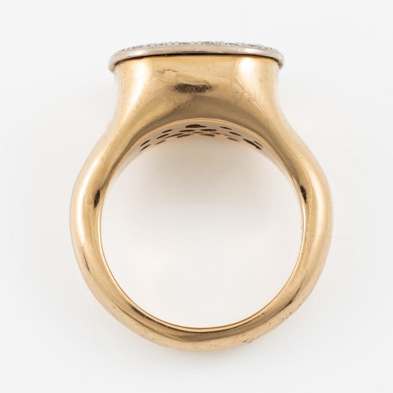 Charlotte Lynggaard, Ole Lynggaard, ring, "Cushion" 18K guld med rosatonad sten och briljantslipade diamanter.