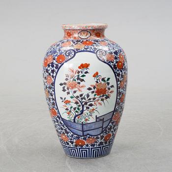 A large Japanese imari vase, 20th century.