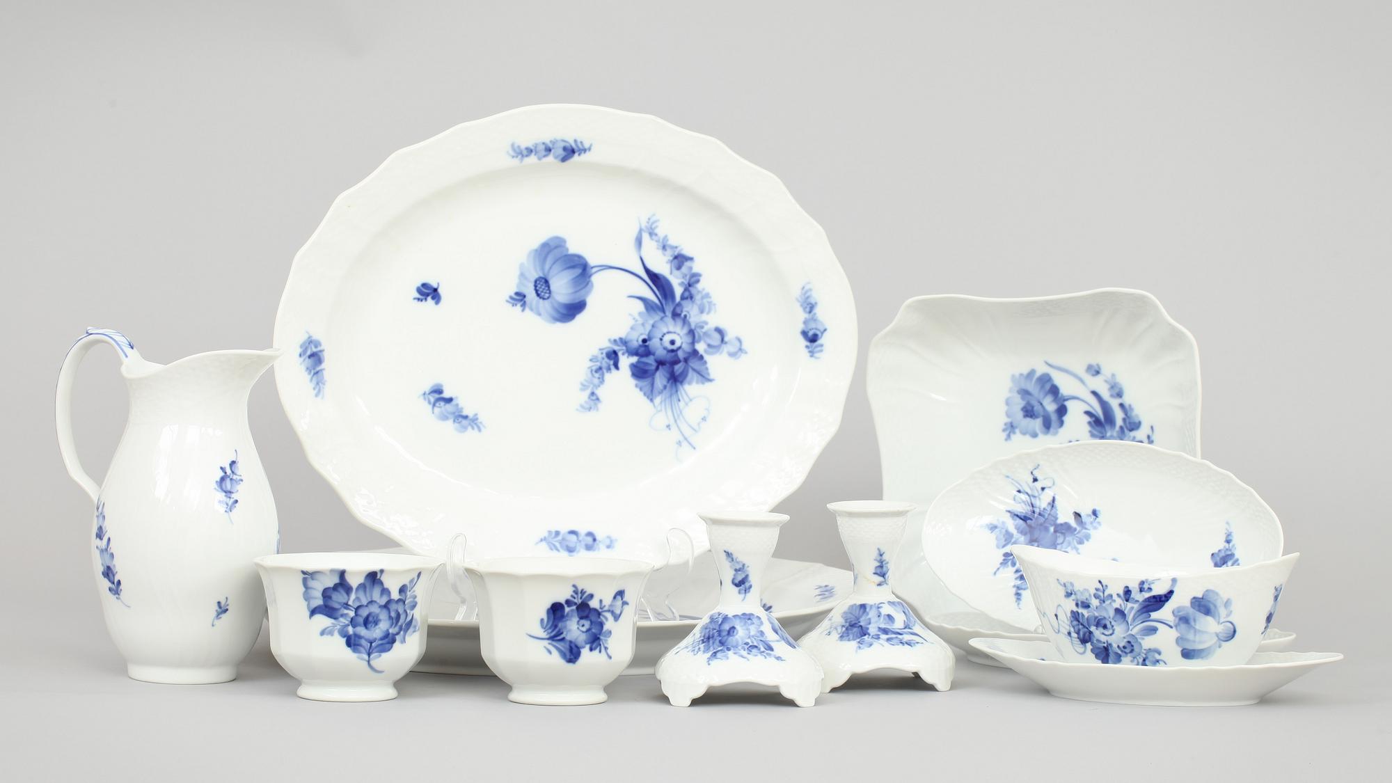 MATSERVIS, 71 delar, porslin, "Blå blomst", Royal Copenhagen.