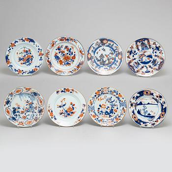 A set of eight odd imari dinner plates, Qing dynasty, 18th Century.