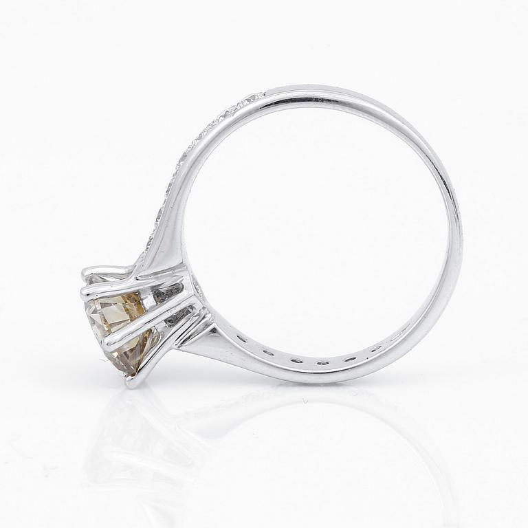 RING, 18K vitguld med briljantslipad brun diamant 1,74 ct och briljantslipade diamanter tot ca 0,44 ct. Vikt 3,66 gram.