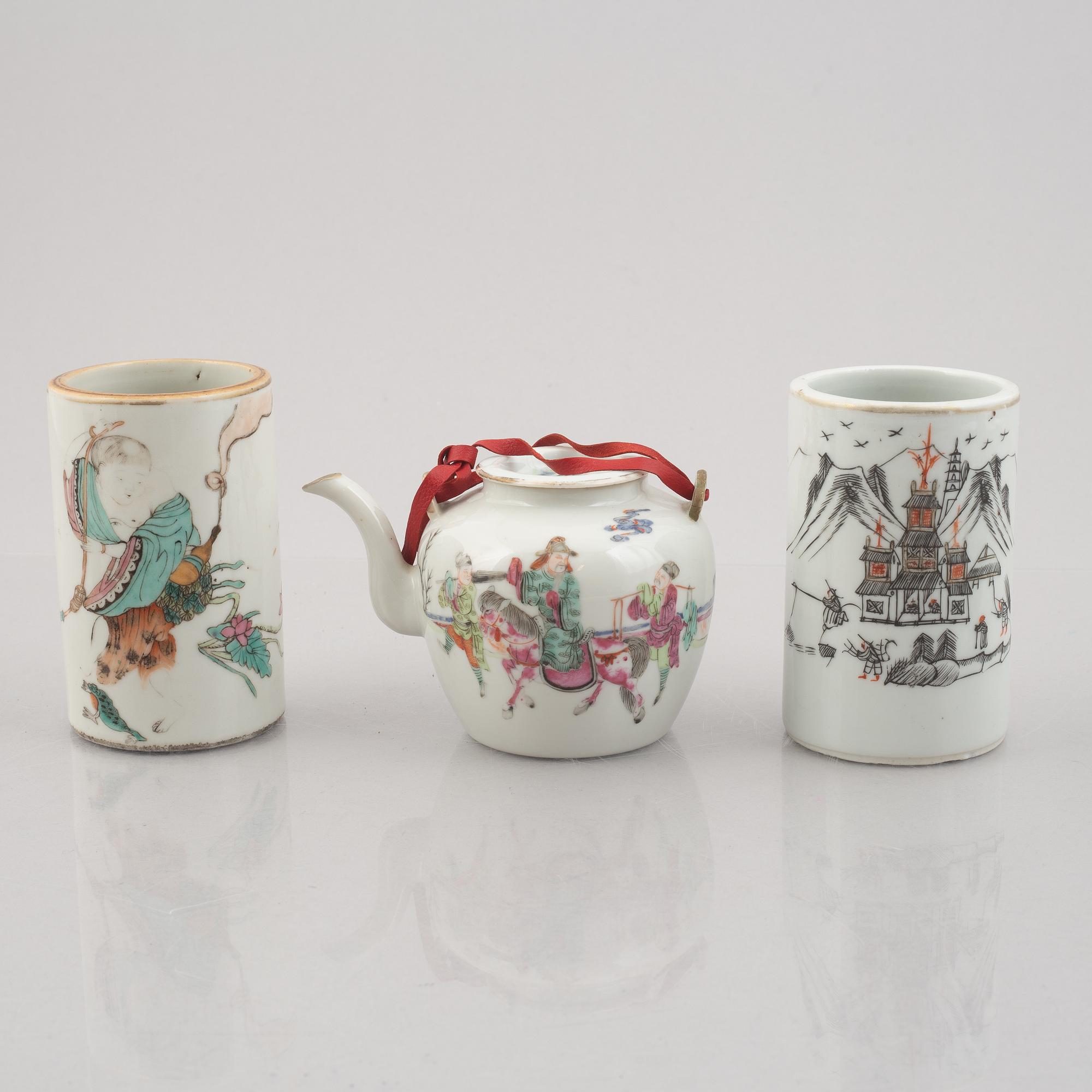 Vaser, tre stycken, tekanna och kopp med lock, porslin, Kina, Qingdynastin, 1800-/1900-tal.