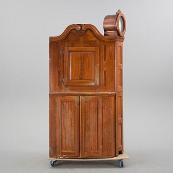 An 18th century cabinet with a clock.