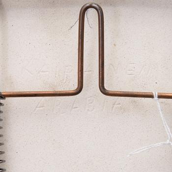 Birger Kaipiainen, A Violin dish signed Kaipiainen Arabia.