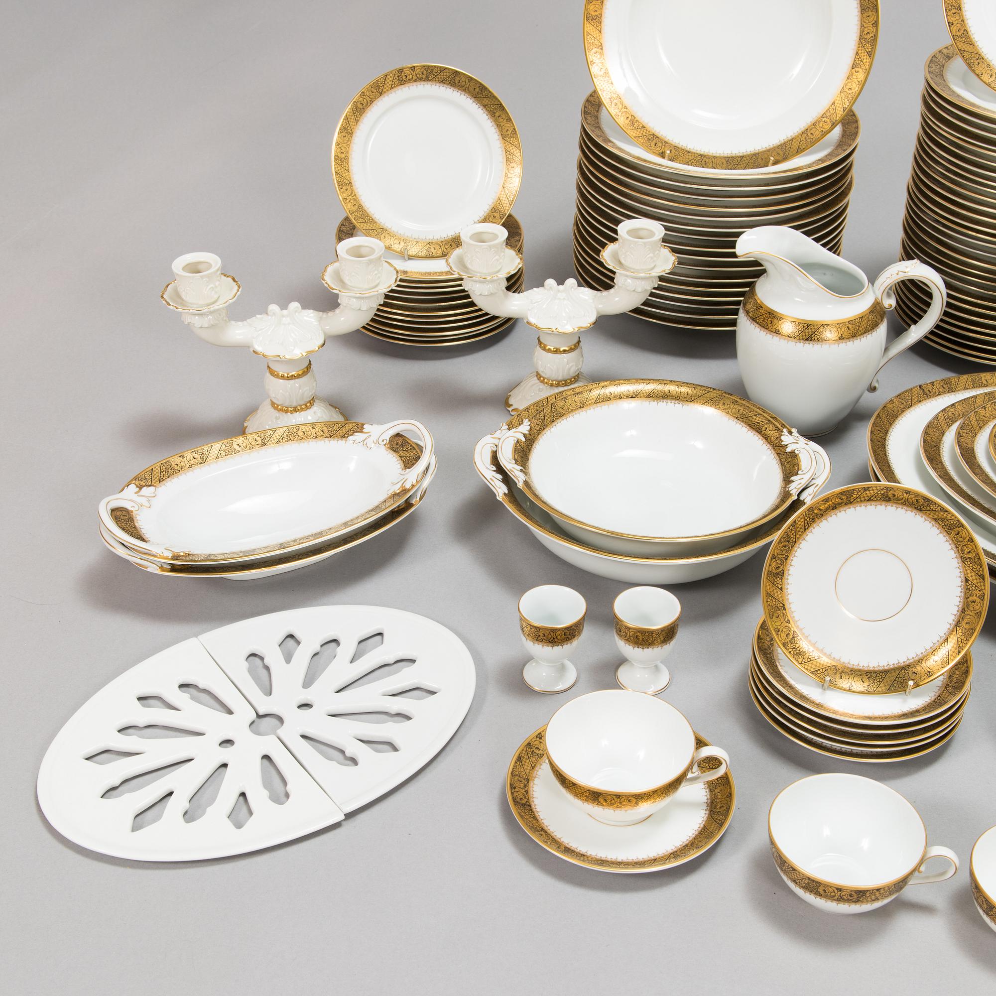 A 147 piece Rosenthal dinnerware set in porcelain Germany 1940s 50s. Bukowskis