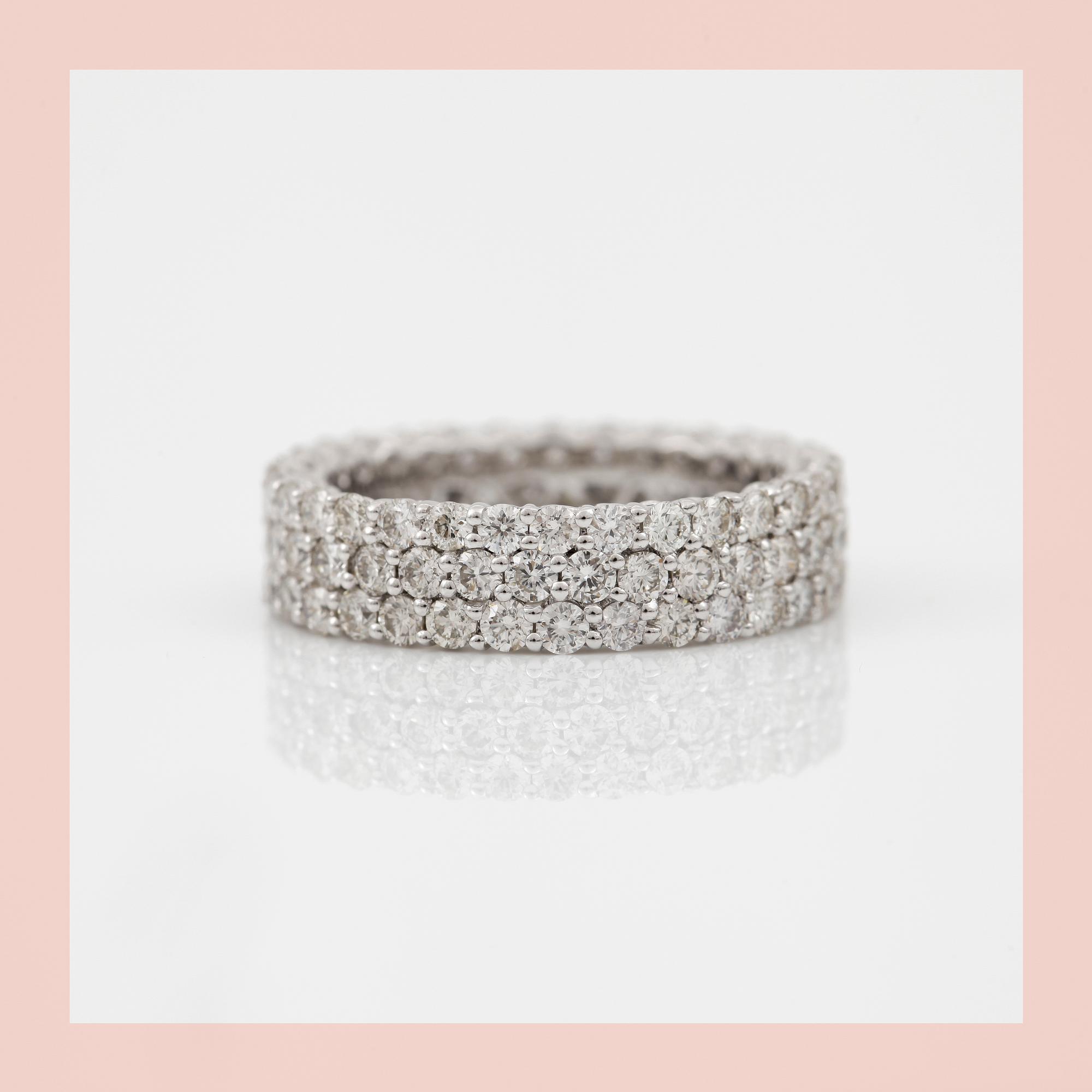 RING, white gold with round diamonds circa 3.02 cts.