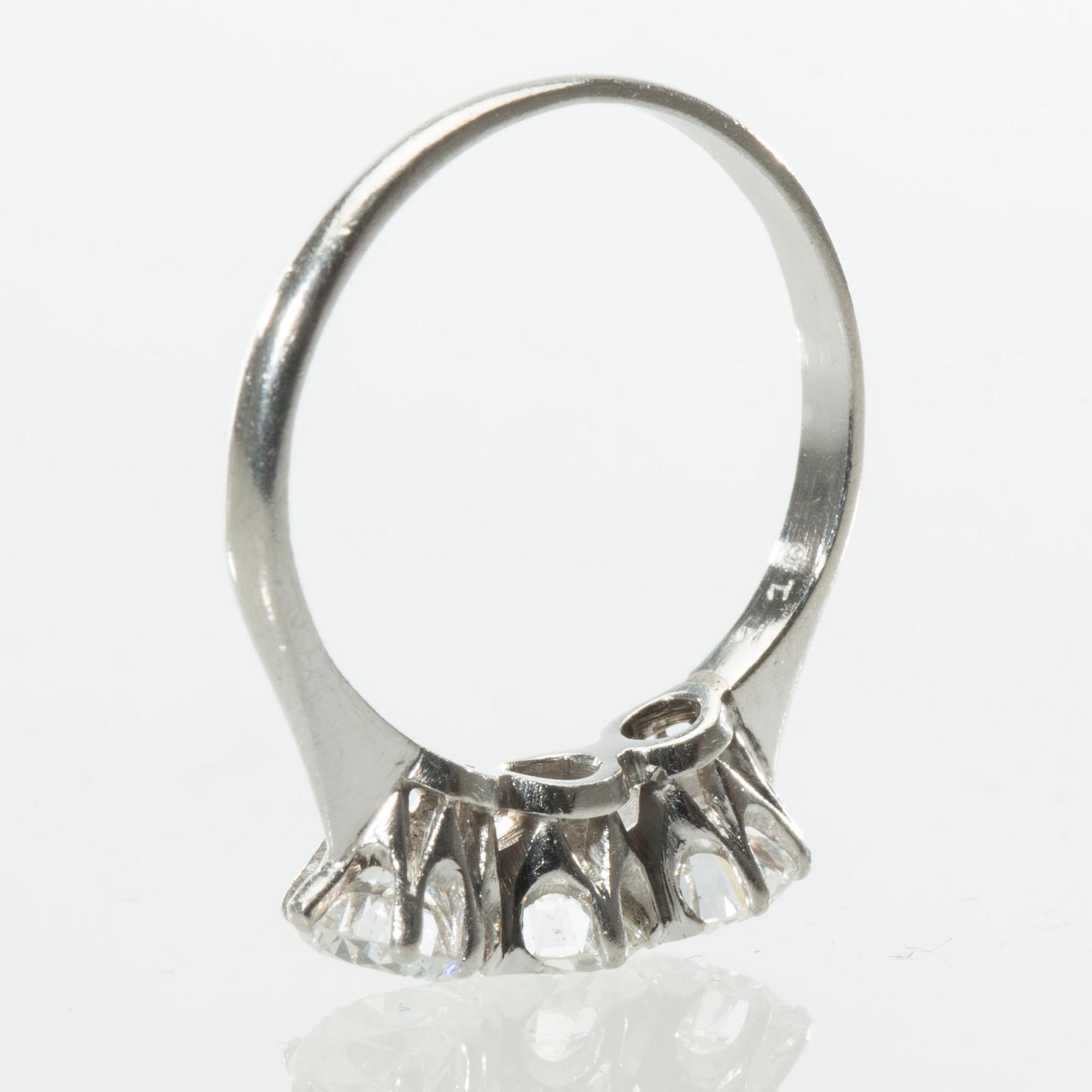 RING, platina med briljantslipade diamanter, totalt ca 1.10 ct. Stockholm, 1937. Vikt ca 2,8 g.