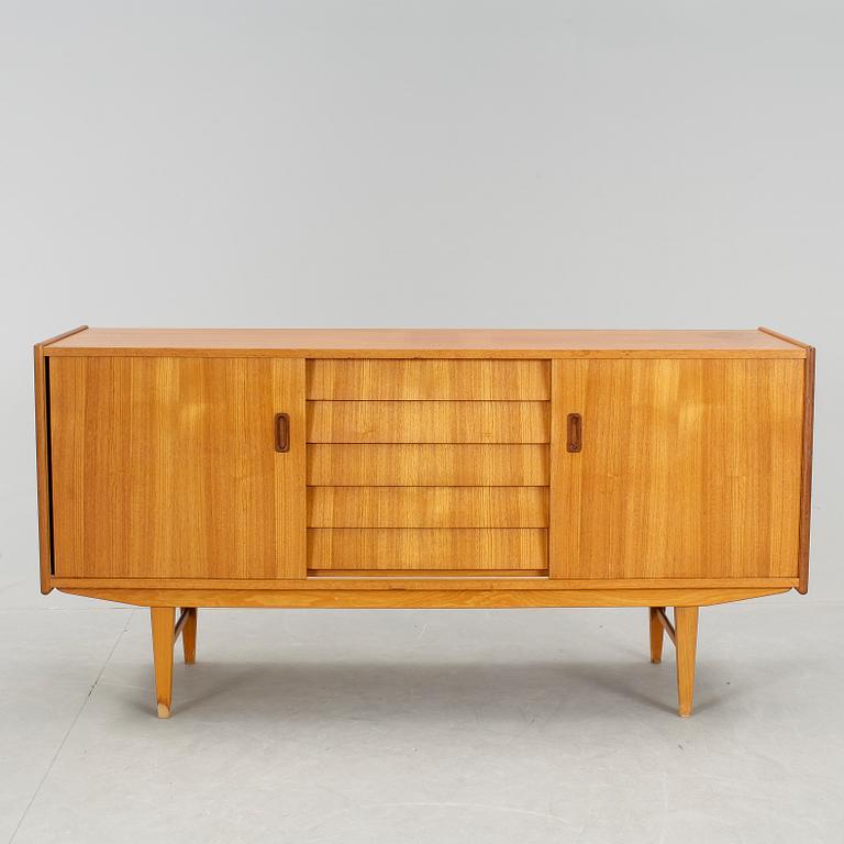 SIDEBOARD, omkring 1900-talets mitt.