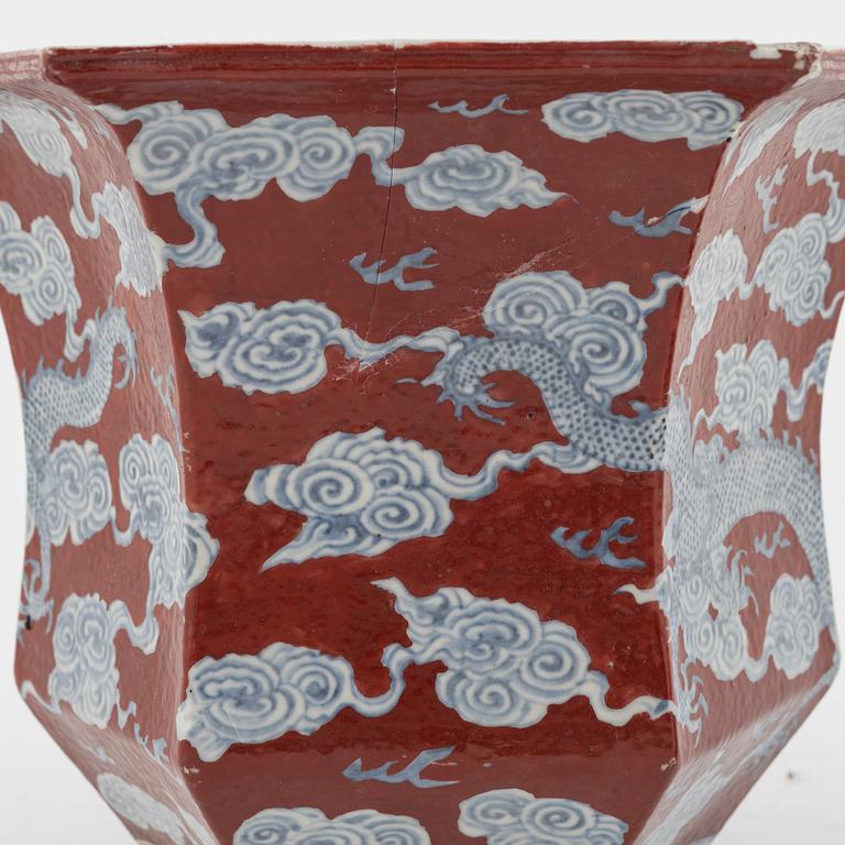 A Chinese porcelain dragon flower pot with stand, late Qing dynasty / early 20th century.