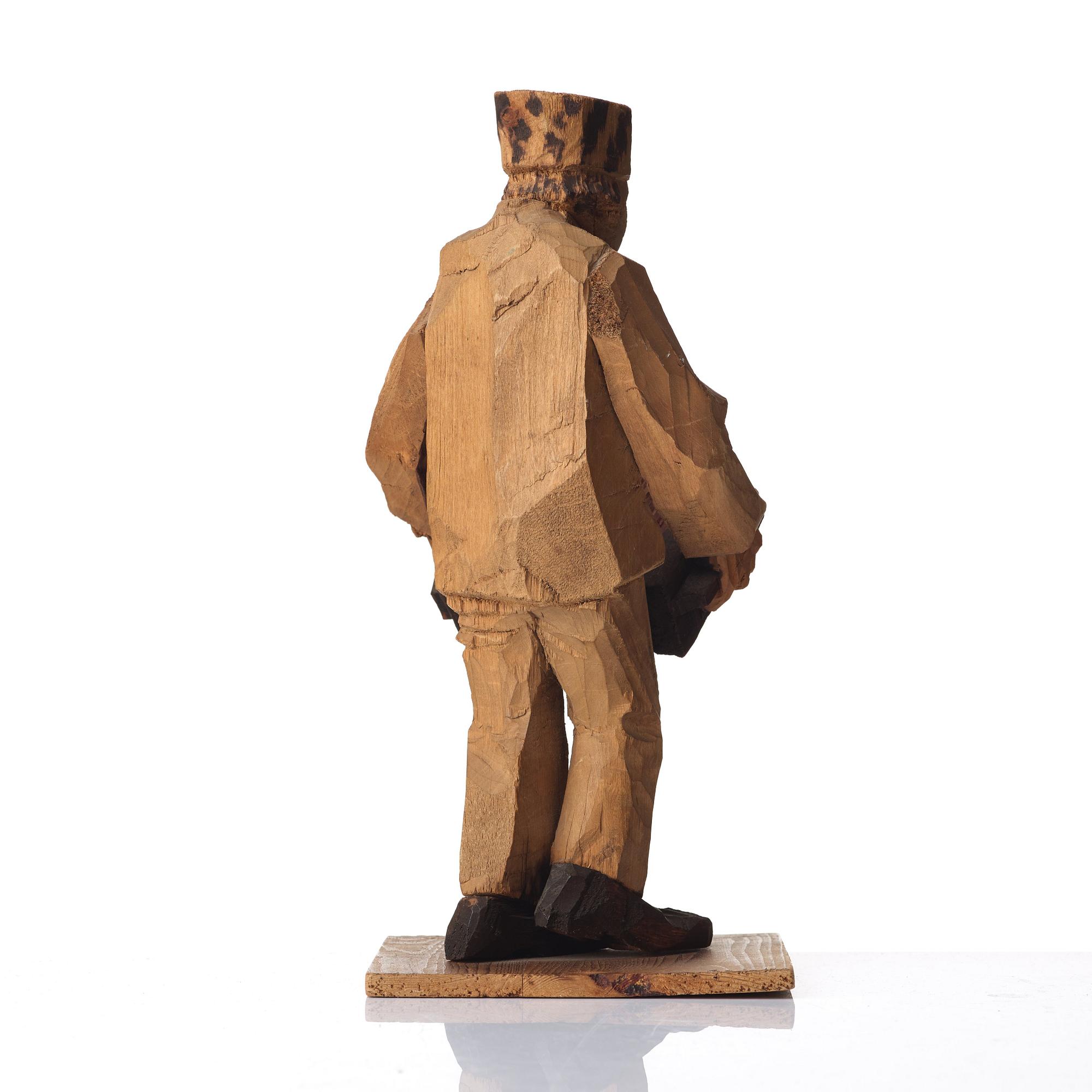 Axel Petersson Döderhultarn, Standing accordionist.