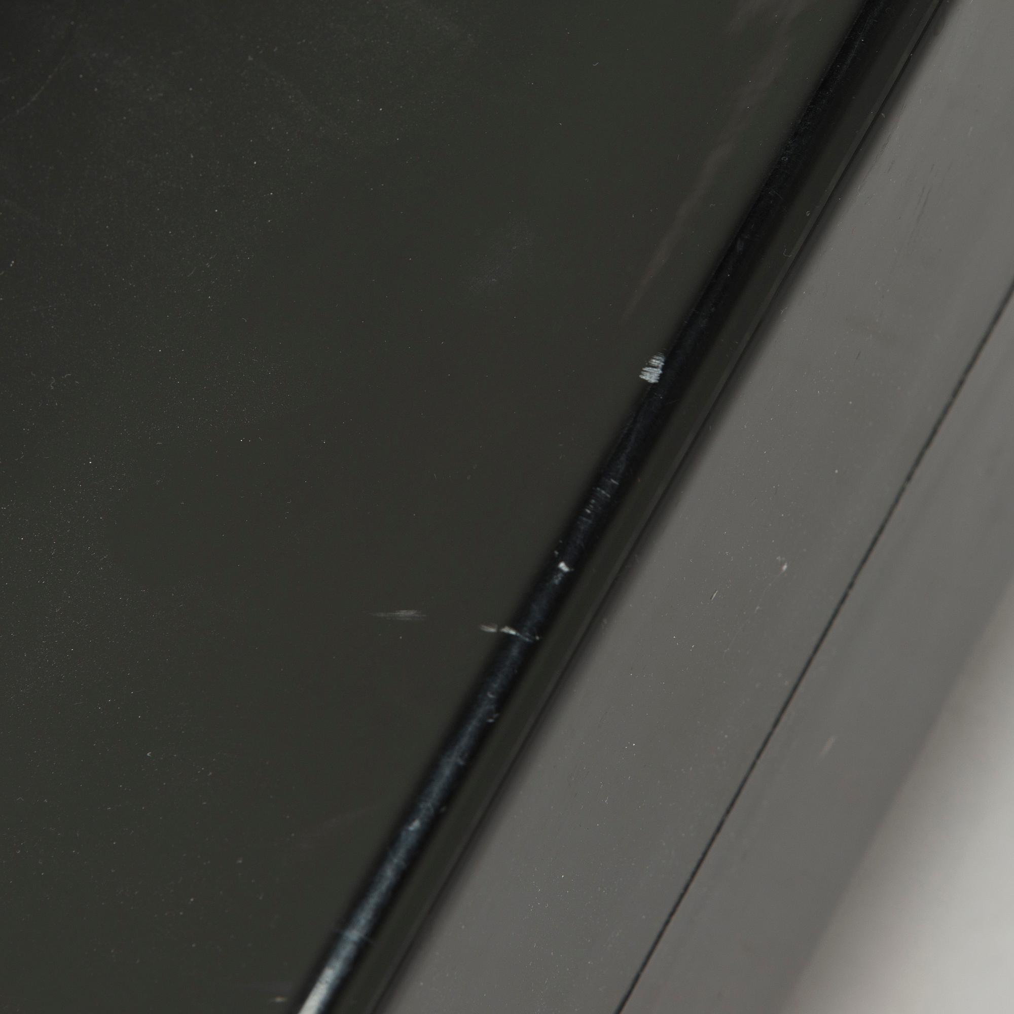 Eero Aarnio, Bord "Copacabana" för Adelta. Formgiven 1991.