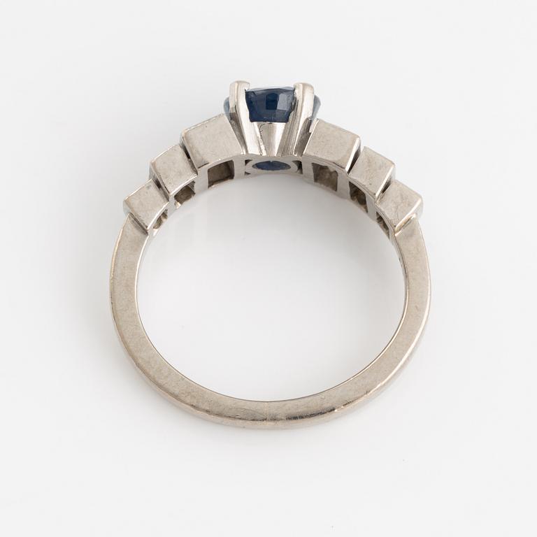 Ring med oval safir och prinsesslipade diamanter.