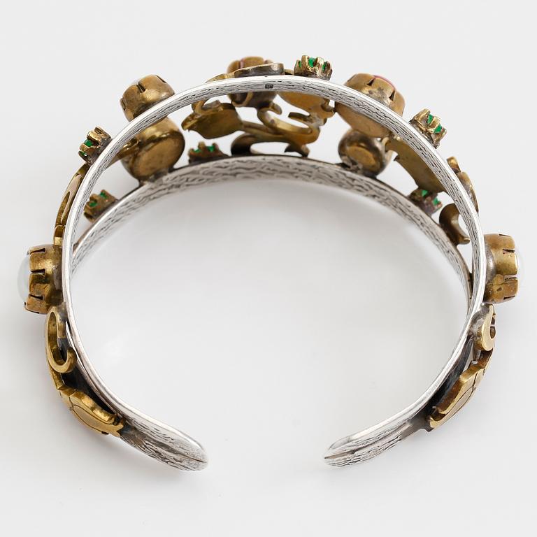 ARMBAND, sterlingsilver, pärlor samt olikfärgade stenar.