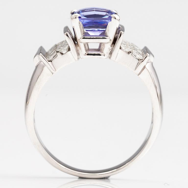 RING, 14K vitguld, tanzanit ca 2.76 ct, princesslipade diamanter ca 1.46 ct tot.