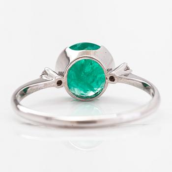 Ring, 18K vitguld, smaragd och diamanter ca 0.05 ct tot. A Tillander, Helsingfors 1978.