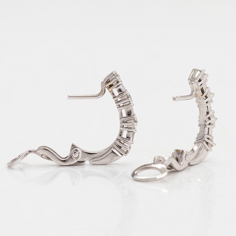 Örhängen, 18K vitguld, baguette- och briljantslipade diamanter ca 0.79 ct totalt. Lanza Carlo, Italien.