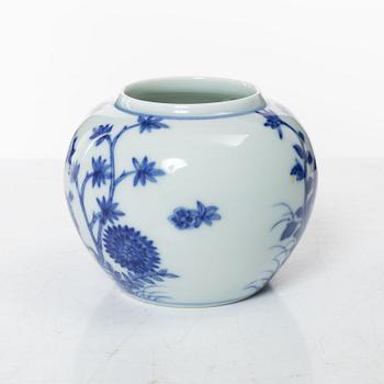 A Chinese blue and white porcelain brush washer, Qing dynasty, 18th century.