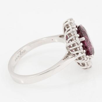 Ring, cluster ring, 18K white gold with pink garnet and brilliant-cut diamonds.