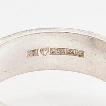 Elis Kauppi, Ring, sterlingsilver, kalcedoner. Kupittaan Kulta, Åbo 1974.