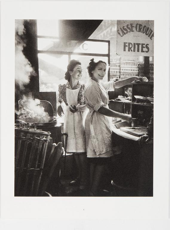 WILLY RONIS, Limited Edition Portfolio with 12 Collotype Plates, signed and numbered 238/290 on the colophon.