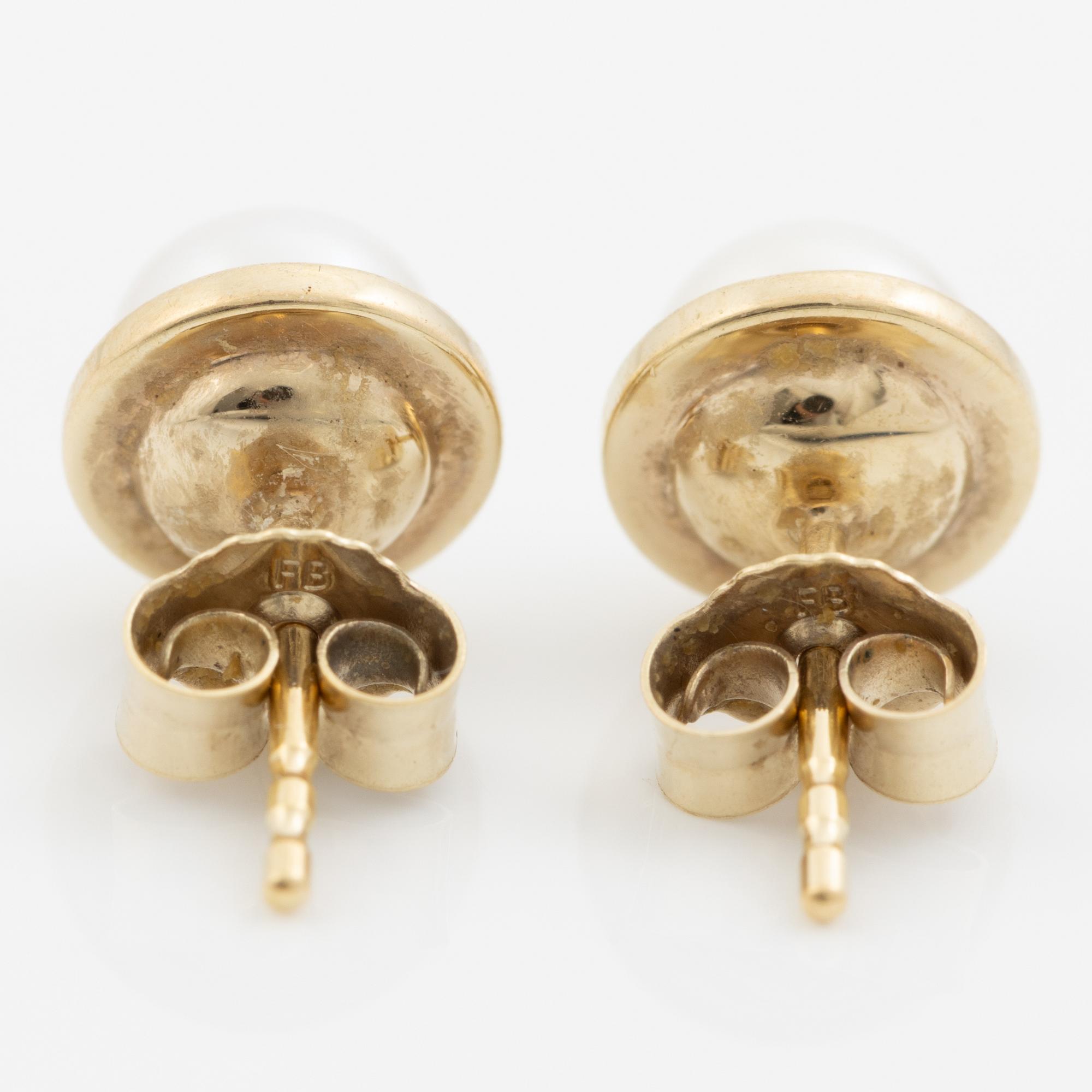 A pair of earrings in 18K gold with cultured pearls.