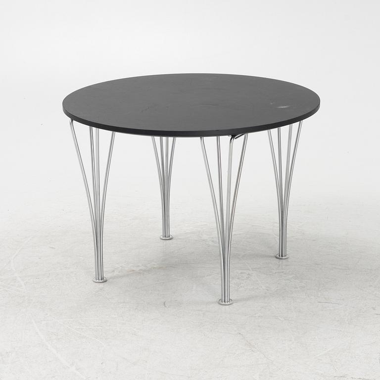 A round rubber coated coffee table from Fritz Hansen.