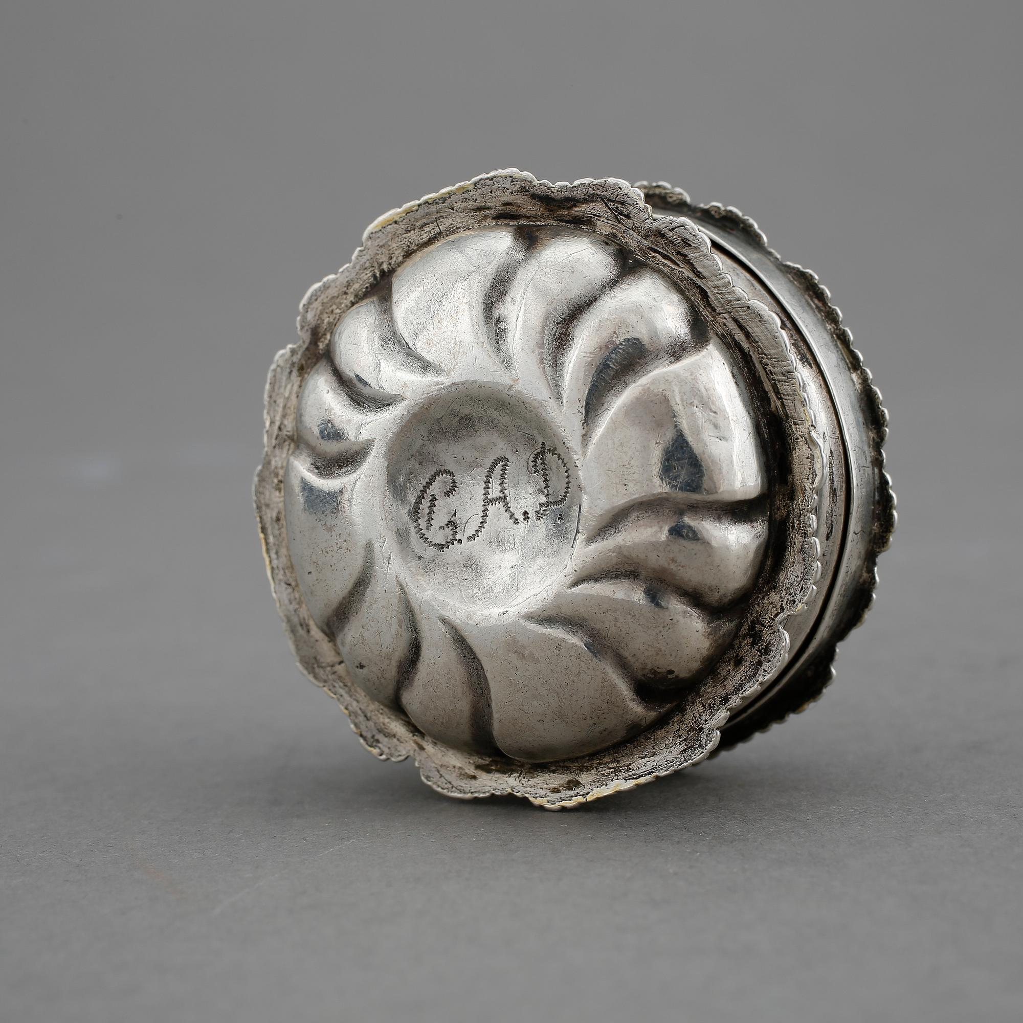 KYRKDOSA, silver, otydlig mästarstämpel, Sverige 1700/1800-tal. Vikt ca 36 gram.