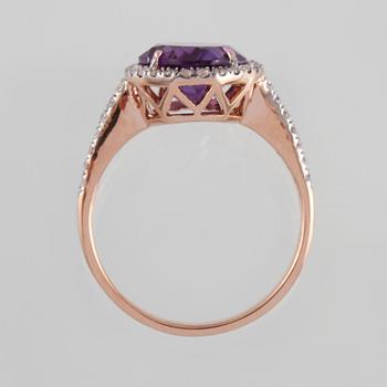 RING, 18K guld med briljantslipade diamanter 0.46 ct samt ovalslipad ametist. Vikt 3,5 gram.