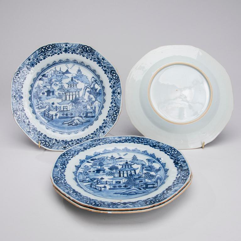 TALLRIKAR, 13 ST, porslin, Kina, Qianlong 1736-1795.