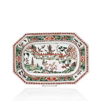 759. A famille verte pie crust serving dish, Qing dynasty, Kangxi (1662-1722).