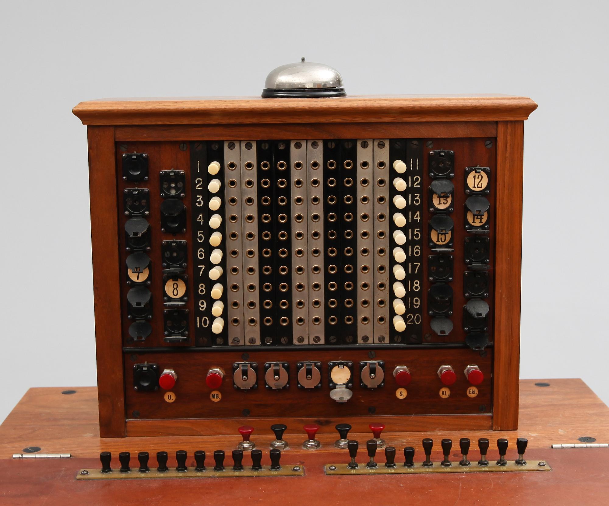 TELEFONVÄXEL MED VÄXELBORD, 1900-talets första hälft.